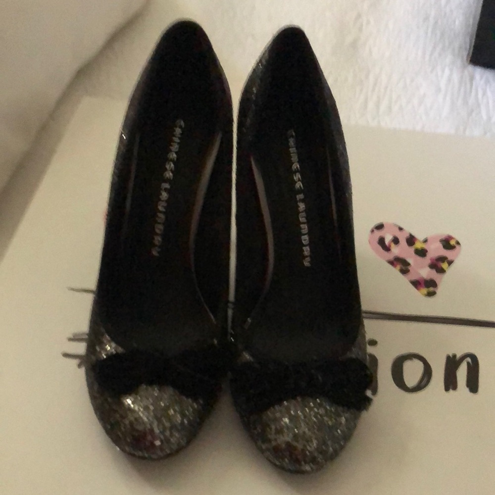 A nice beautiful shoes without minimal damage in good condition.